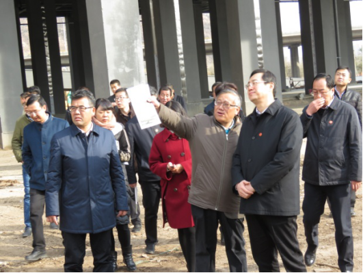 省委常委、西寧市委書記王曉在青海省物產集團總公司黨委書記、總經理王玉輝陪同下，深入青海物產朝陽物流園區。